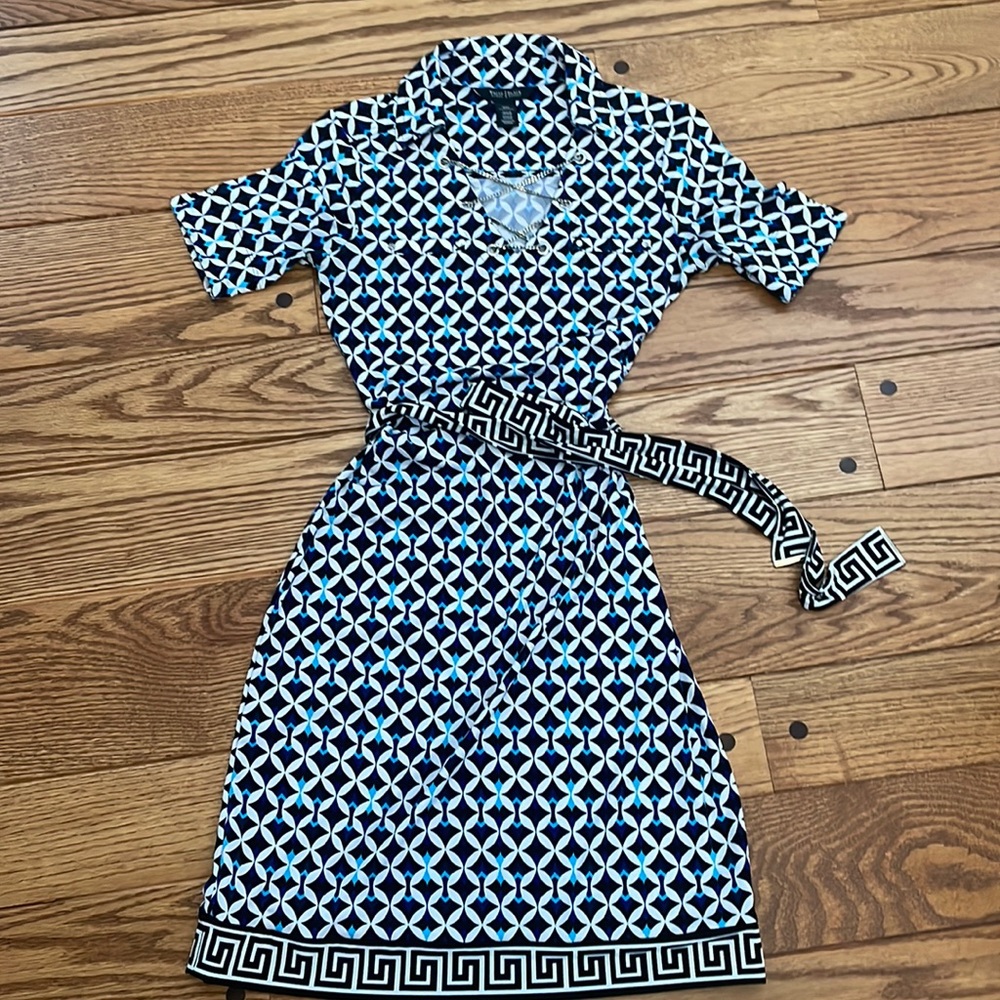 Beautiful WHBM geometric dress XXS belted elastic wrinkle free